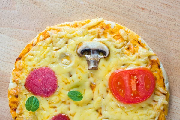 Pizza made with Salami, Mozzarella, Mushrooms, Olives and Tomato Sauce — Stock Photo, Image