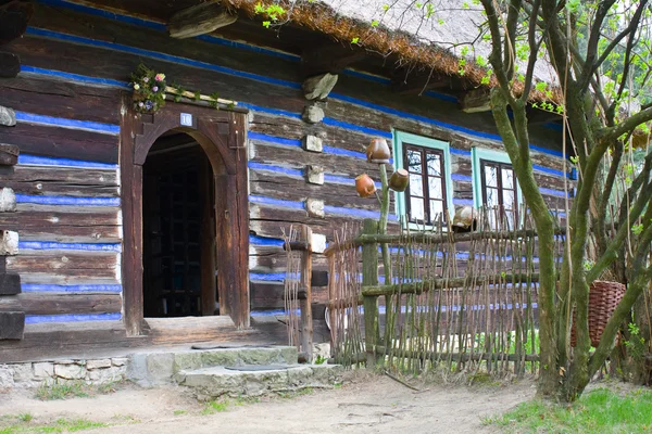 Verlaten oude huis in dorp, Polen — Stockfoto