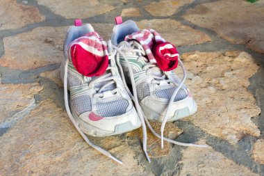 Çift eski koşu ayakkabıları ile çorap kullanılır.