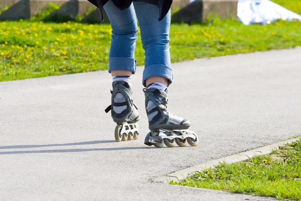 Schaatsen op de rollerblades — Stockfoto