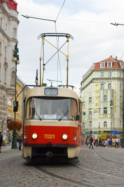 Prague, Çek Cumhuriyeti - Ağustos, 19. tramvay eski Prag üzerinde 19 Ağustos 2009. Prag, Çek Cumhuriyeti'nin başkenti ve en büyük olan