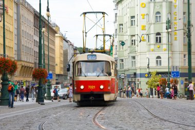 Prague, Çek Cumhuriyeti - Ağustos, 19. tramvay eski Prag üzerinde 19 Ağustos 2009. Prag, Çek Cumhuriyeti'nin başkenti ve en büyük olan