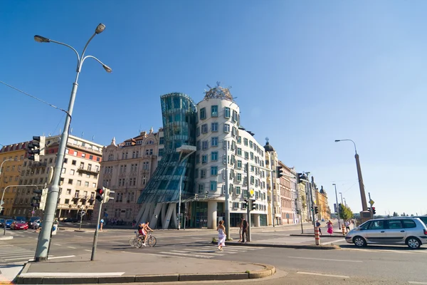 PRAGUE - AUGUST 20: Modern building, also known as the Dancing House, designed by Vlado Milunic and Frank O. Gehry stands on the Rasinovo Nabrezi. Photographed on AUGUST 20, 2011 in Prague. — Stock Photo, Image