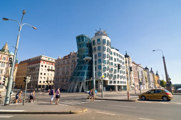 PRAGUE - AUGUST 20: Modern building, also known as the Dancing House, designed by Vlado Milunic and Frank O. Gehry stands on the Rasinovo Nabrezi. Photographed on AUGUST 20, 2011 in Prague. — Stock Photo, Image