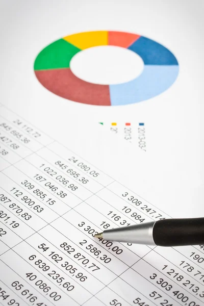 Empresario mostrando un diagrama en un informe financiero usando un bolígrafo —  Fotos de Stock
