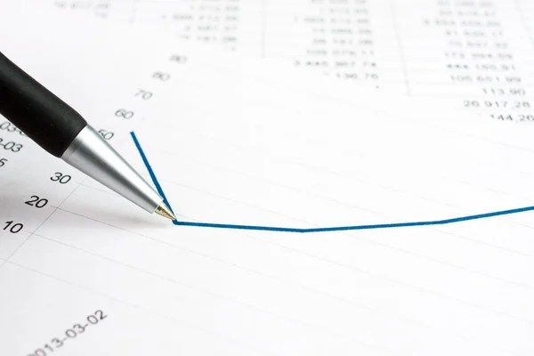 Geschäftsmann zeigt mit einem Stift ein Diagramm eines Finanzberichts — Stockfoto