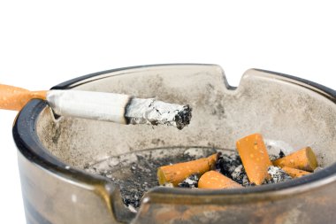 Beyaz arka planda sigara bulunan kül tablası