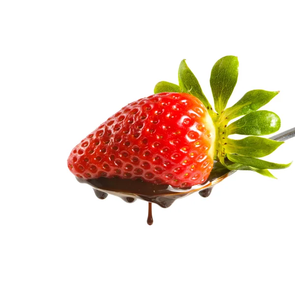 Φράουλα στη σοκολάτα που απομονώνονται σε λευκό φόντο — Φωτογραφία Αρχείου
