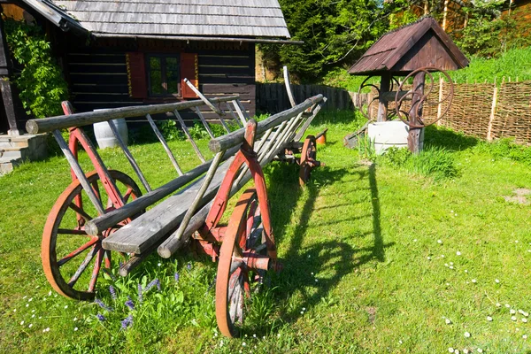 Old wood coach wheel — Stock Photo, Image