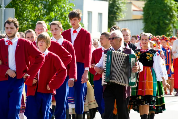 Lochow, Lengyelország-június 25, 2011: a nemzetközi folklór találkozók "kupalnocka" a fesztivál, amely szerepel a naptárban, kulturális események Mazovia színes művészek és nyilvános találkozók fordítson — Stock Fotó