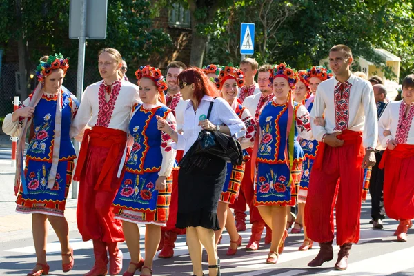 LOCHOW, POLÓNIA-JUNHO 25, 2011: Os Encontros Folclóricos Internacionais "Kupalnocka" é um festival, que está listado no calendário de eventos culturais Mazovia como artistas coloridos e reuniões públicas dedicar — Fotografia de Stock