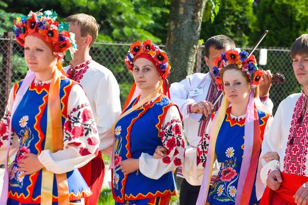 LOCHOW, POLÓNIA-JUNHO 25, 2011: Os Encontros Folclóricos Internacionais "Kupalnocka" é um festival, que está listado no calendário de eventos culturais Mazovia como artistas coloridos e reuniões públicas dedicar — Fotografia de Stock