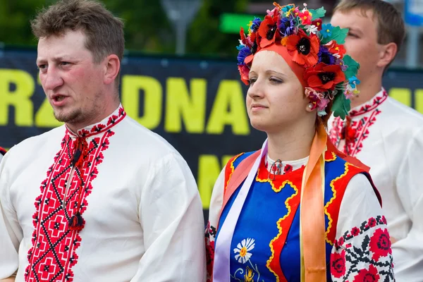 Lochow, Polonya-25 Haziran 2011: Uluslararası Folklor toplantıları "kupalnocka" içinde belgili tanımlık takvim-kültürel etkinlikler Mazovia renkli sanatçı olarak listelenen bir festival ve halka açık toplantılar adamak — Stok fotoğraf