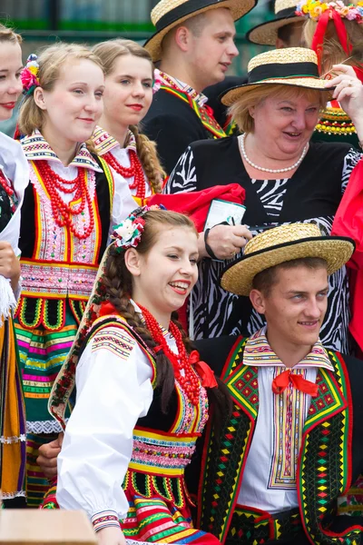 Lochow、ポーランド-2011 年 6 月 25 日： 国際民俗会議"kupalnocka"は、祭りは、カラフルなアーティストとしてユーリー 2 世の文化的イベントのカレンダーで指定されて、公共の会議を捧げる — ストック写真
