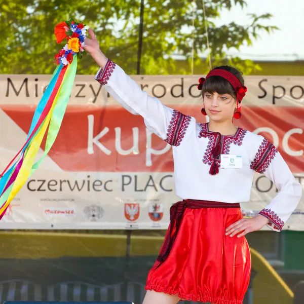 Lochow, Polsko-25. června 2011: Mezinárodní folklórní setkání "kupalnocka" je festival, který je uveden v kalendáři kulturních akcí Mazovsko jako barevné umělců a veřejné schůzky věnovat — Stock fotografie