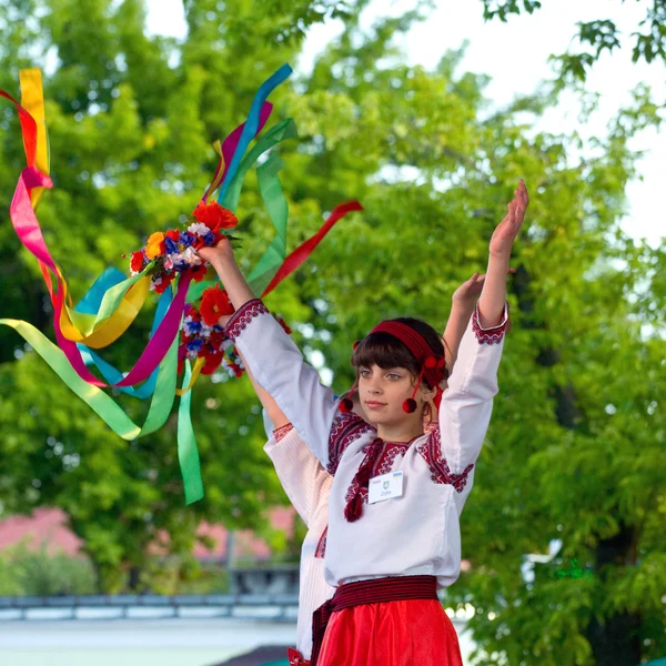 Lochow, Polonya-25 Haziran 2011: Uluslararası Folklor toplantıları "kupalnocka" içinde belgili tanımlık takvim-kültürel etkinlikler Mazovia renkli sanatçı olarak listelenen bir festival ve halka açık toplantılar adamak — Stok fotoğraf