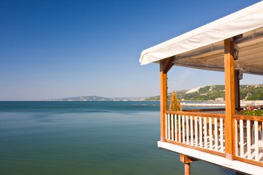 Sahildeki açık hava restoranı.