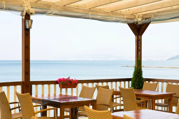 Restaurant op het strand, zee en hemel — Stockfoto