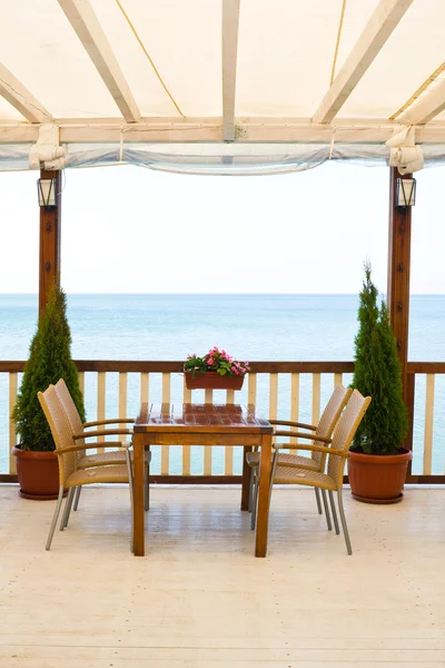 Restaurante na praia, mar e céu — Fotografia de Stock