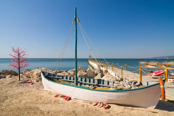 Barco na praia ao nascer do sol — Fotografia de Stock