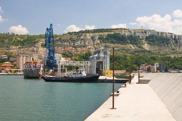 Containerschiff im Hafen von Balchik in Bulgarien — Stockfoto