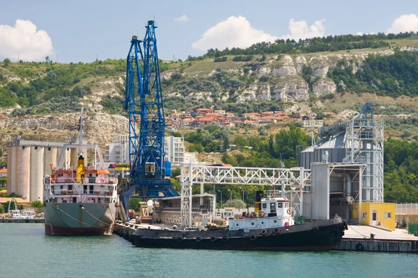 Konteyner gemisi liman balchik, Bulgaristan — Stok fotoğraf