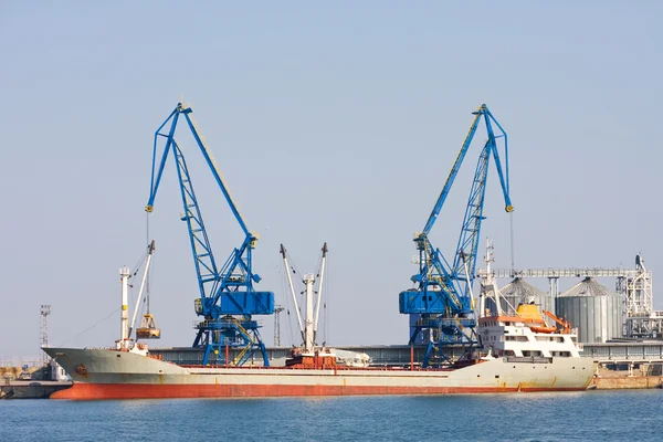 Containerschiff im Hafen von Balchik in Bulgarien — Stockfoto