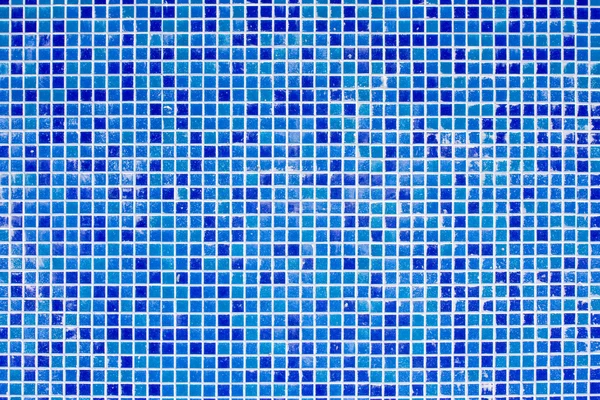 水の浴室で青の汚れたタイルをドロップします。 — ストック写真