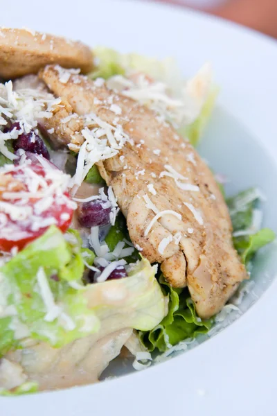 Zdravý salát s kuřetem a zeleninou v misce — Stock fotografie