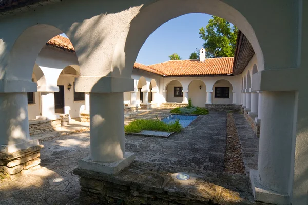 Innenhof mit Schwimmbad, Gärten in Balchik, Bulgarien — Stockfoto