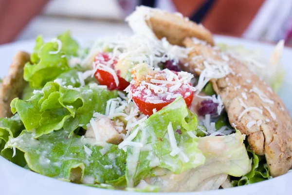 Zdravý salát s kuřetem a zeleninou v misce — Stock fotografie