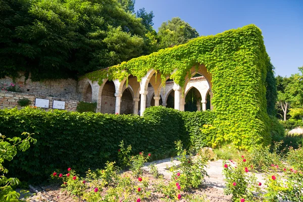 Римская баня во дворе дворца Балчик, Болгария — стоковое фото