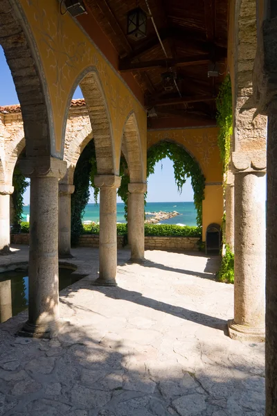 Romeins bad in de tuin van balchik paleis, Bulgarije — Stockfoto