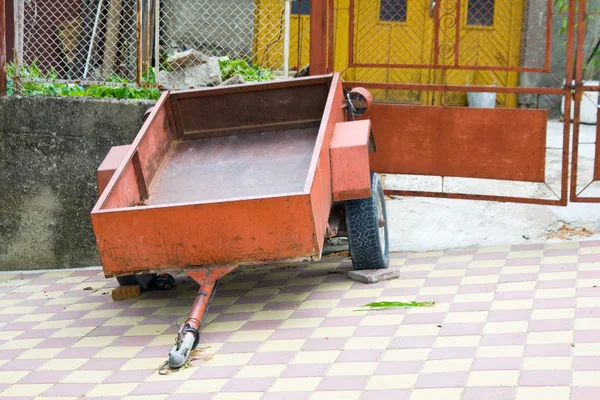 El viejo remolque de automóvil — Foto de Stock