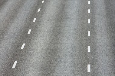 yol doku ile iki kesik çizgili beyaz şerit