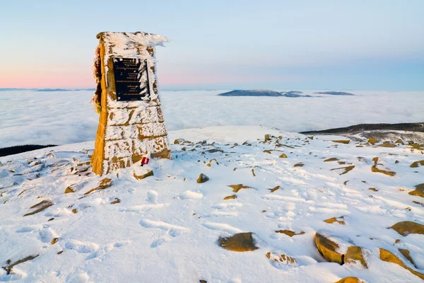 Landschap winter heuvel scène met mist. — Stockfoto