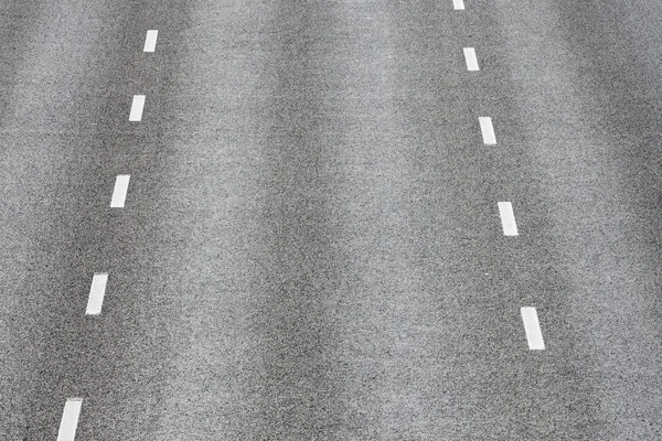 Textura de estrada com duas riscas brancas tracejadas — Fotografia de Stock