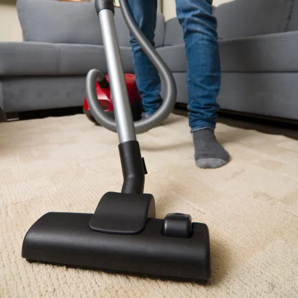 Cleaning home with vacuum cleaner — Stock Photo, Image
