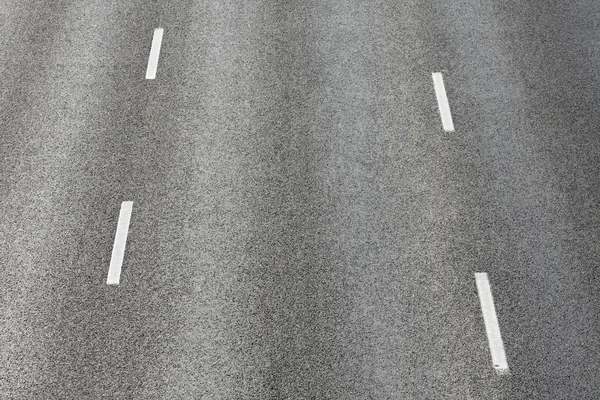 Textura de estrada com duas riscas brancas tracejadas — Fotografia de Stock