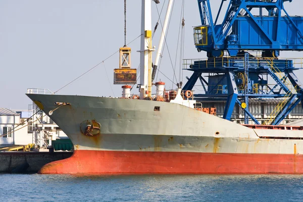 De kop van een schip op een nieuwe poort — Stockfoto