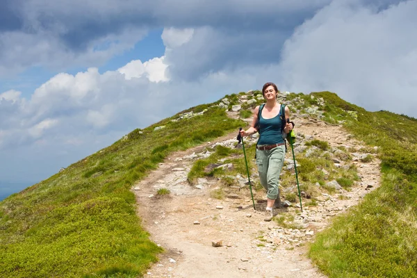 Vrouw wandelen in de bergen — Stockfoto