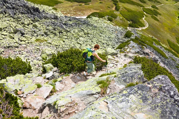 Mulher caminhadas nas montanhas — Fotografia de Stock