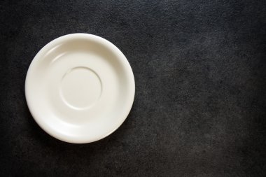 Kara tahta siyah arka plan üzerinde boş levha