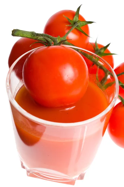 Ein Bund Tomaten und ein Glas Tomatensaft — Stockfoto