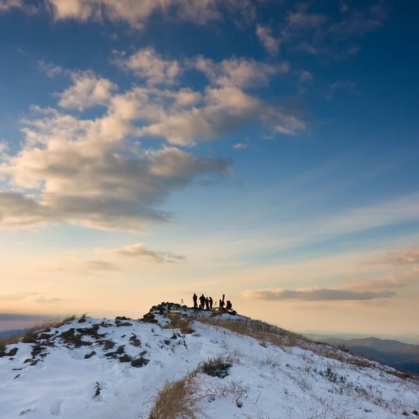 Grupo de fotógrafos en la cima de una montaña al atardecer — Foto de Stock