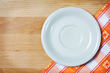 boş plaka üzerinde ahşap arka plan üzerinde masa örtüsü