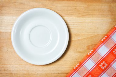 boş plaka üzerinde ahşap arka plan üzerinde masa örtüsü