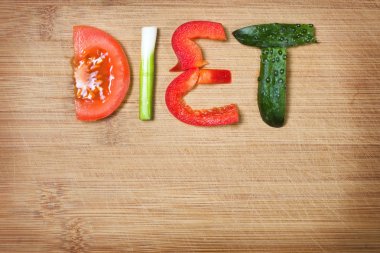ahşap arka plan üzerinde kesme tahtası ve kelime diyet sebze