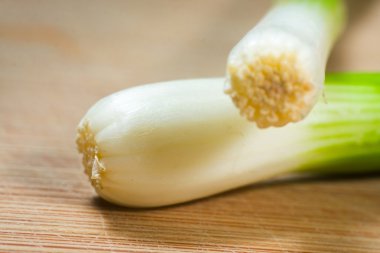 kesme tahtası zemin üzerine genç soğan