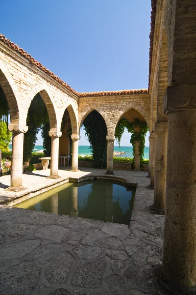 Romeins bad in de tuin van balchik paleis, Bulgarije — Stockfoto